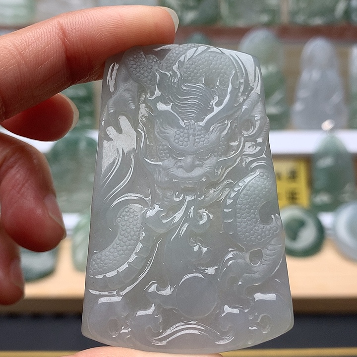 翡翠未镶嵌颈饰龙牌