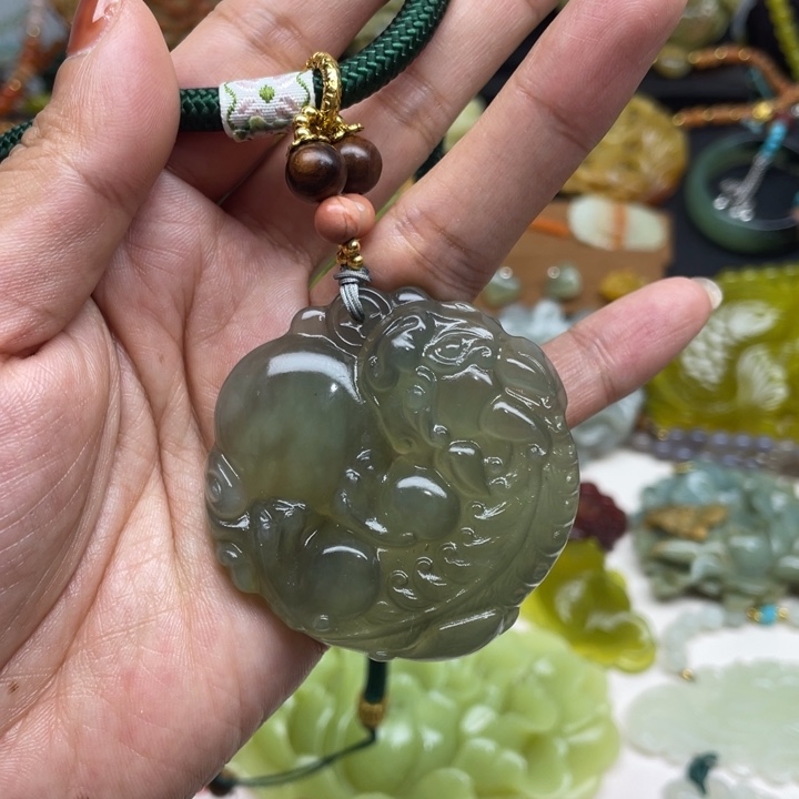 蛇纹石玉未镶嵌颈饰