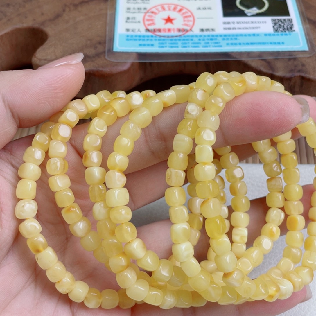 蜜蜡裸石未镶嵌多样性发其中一个