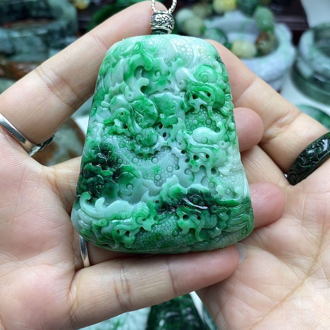 颈饰未镶嵌翡翠柒*后牌子