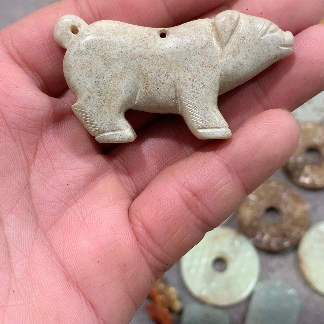 透闪石质玉未镶嵌挂件