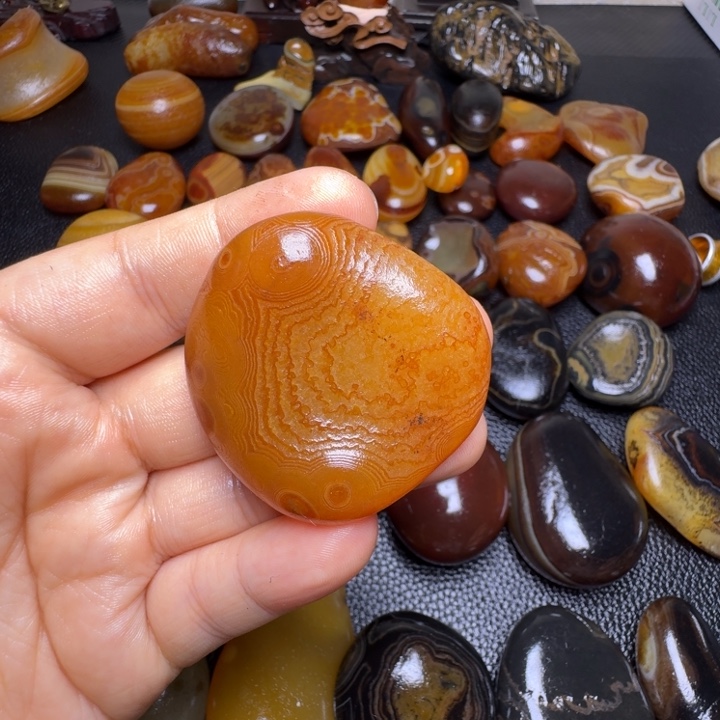 可***可瓷片马达加斯加奇石手把件浮雕