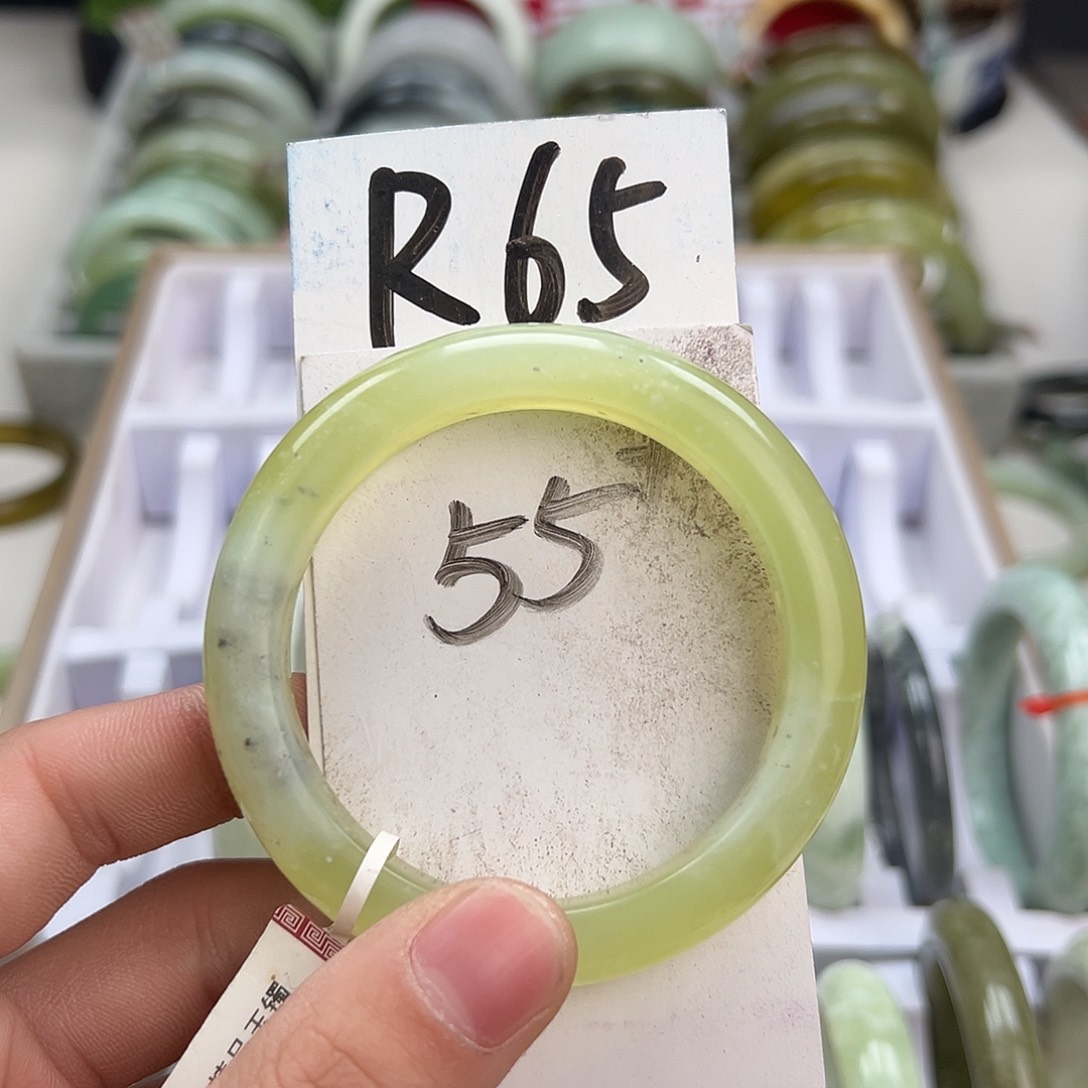 岫玉手镯未镶嵌天然岫玉微瑕，可以正常佩戴