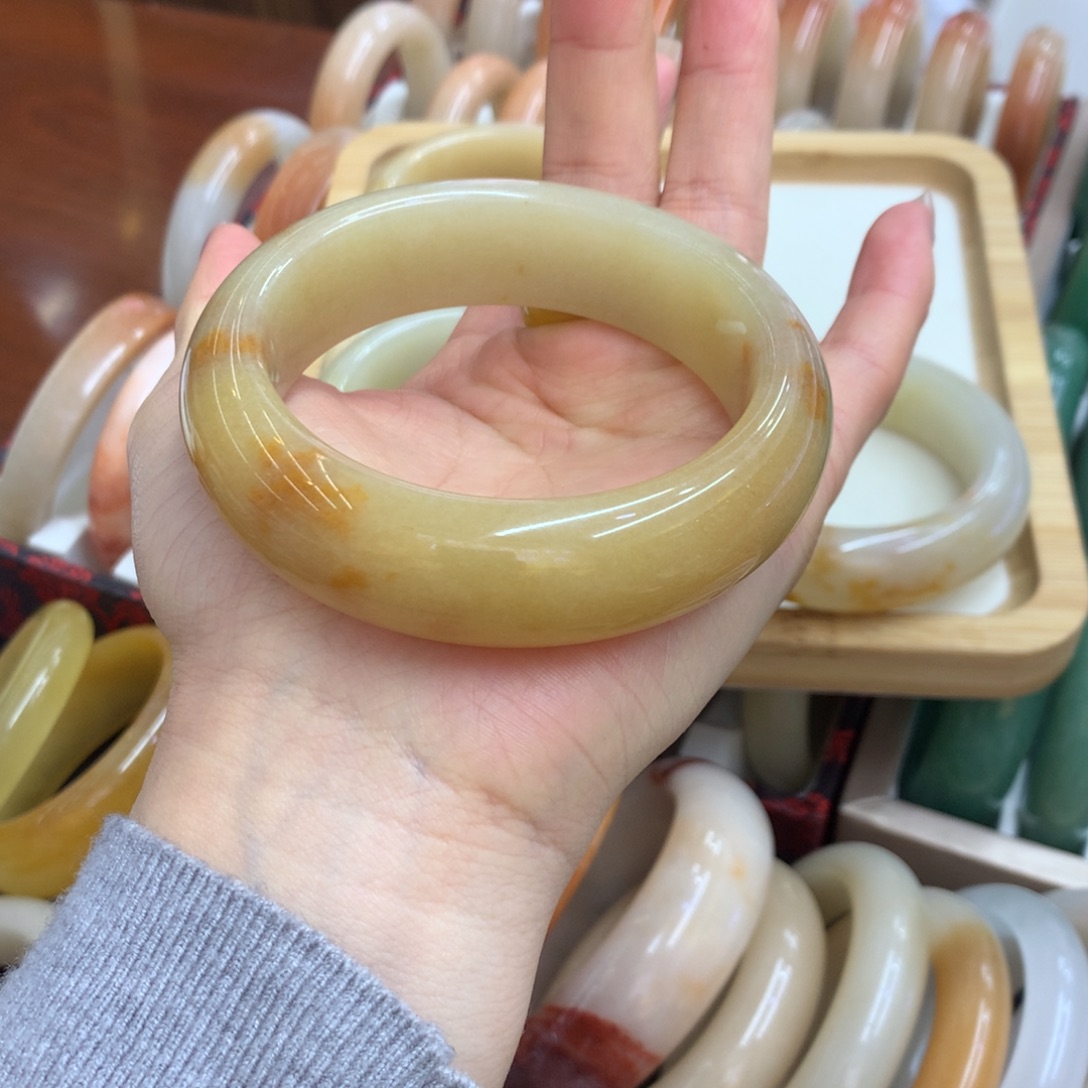 似***2石英质玉未镶嵌手镯