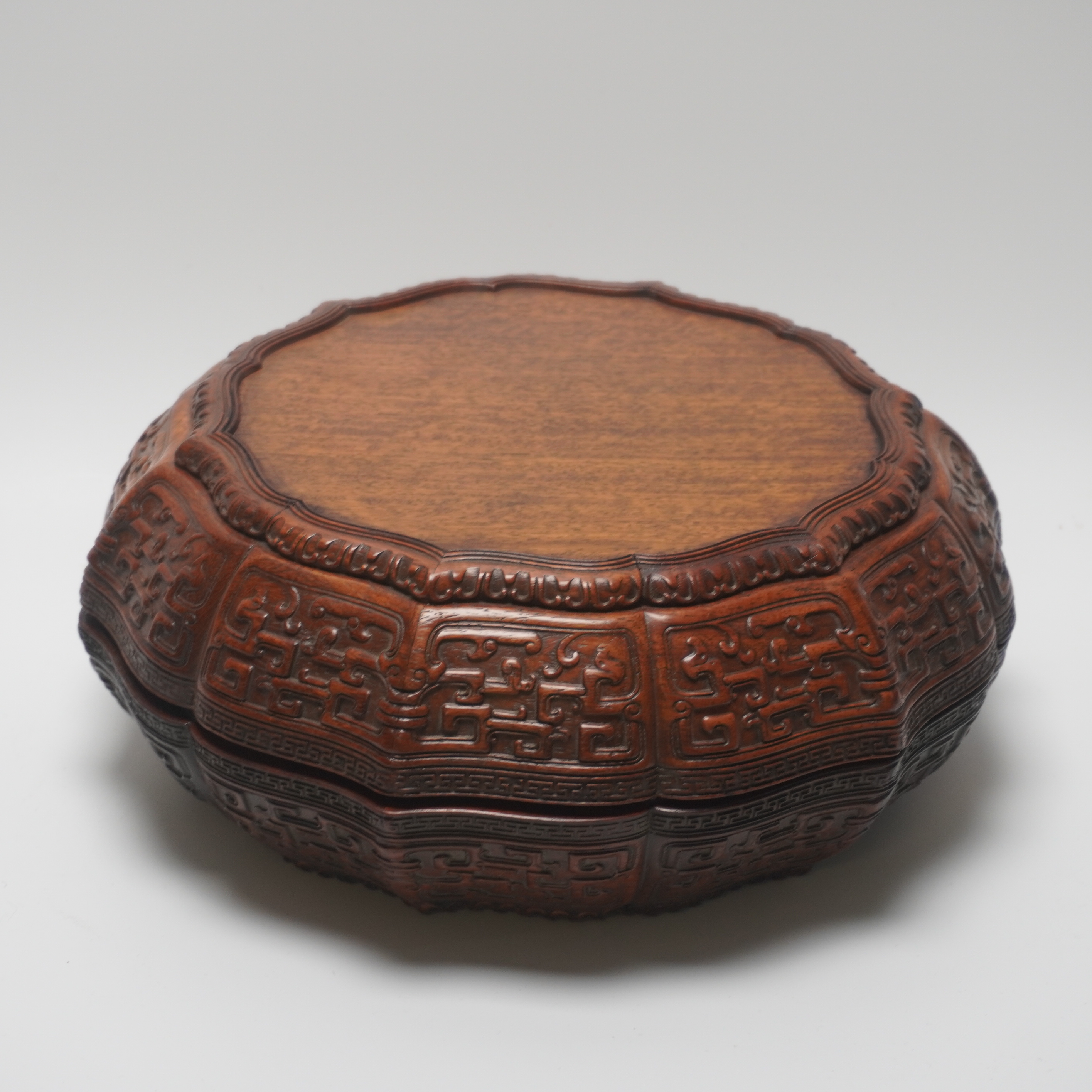 【槐荫山房】/HY2549/清中期浮雕夔龙纹红木莲瓣式盖盒