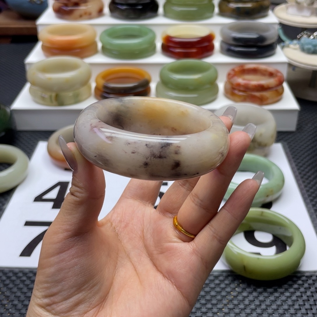 石英质玉手镯未镶嵌