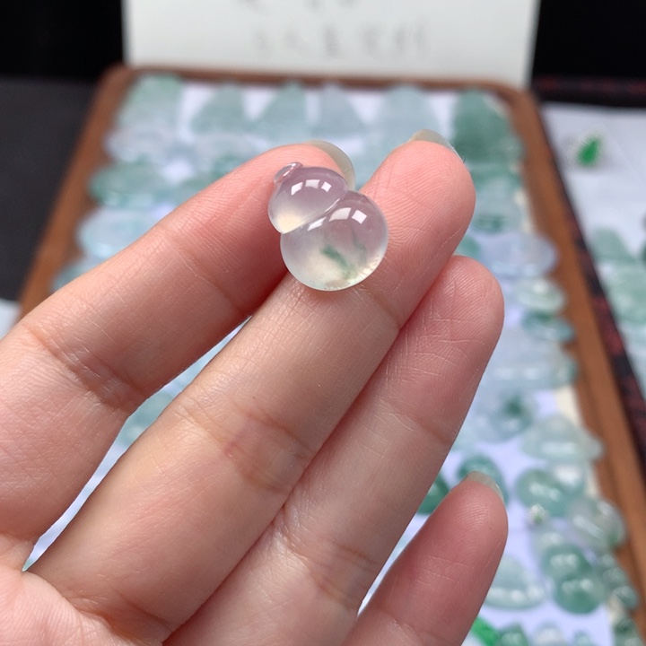 颈饰未镶嵌翡翠高冰飘花葫芦