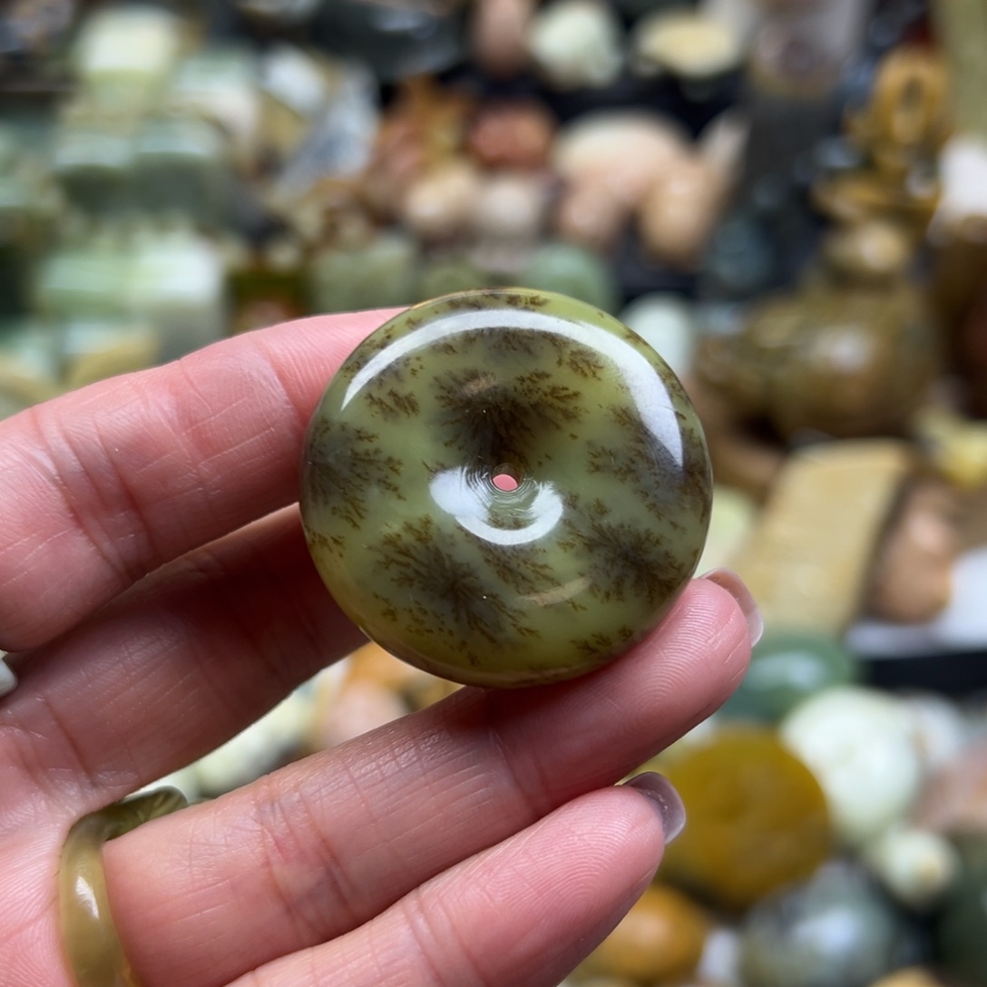 *****岫玉未镶嵌颈饰水草扣子