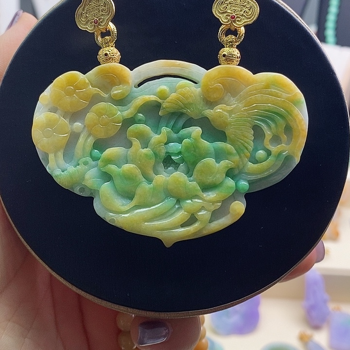 翡翠吊坠(赠链)未镶嵌黄加绿翡翠雕刻花鸟吊坠锁牌