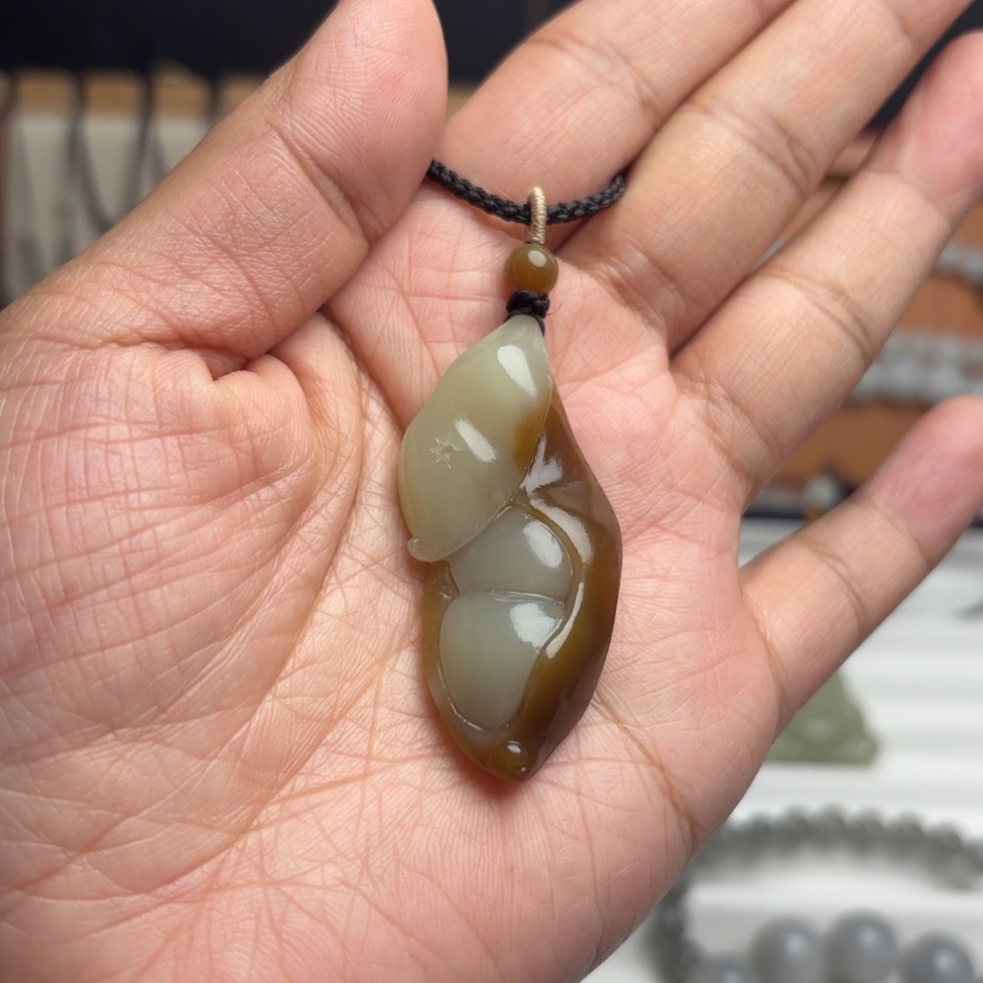 颈饰未镶嵌和田玉菠***?