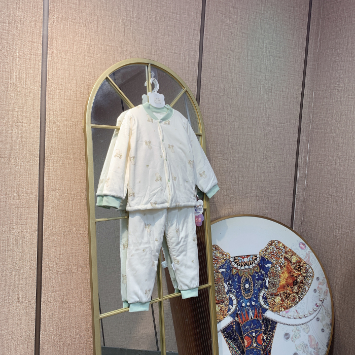 AV183    宝宝绿色拼接满印棉花套装