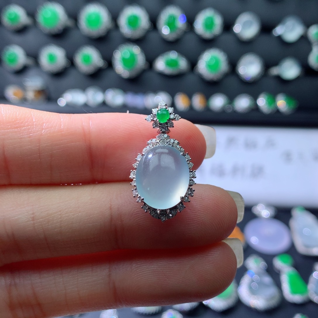 颈饰18K金镶嵌翡翠伴钻