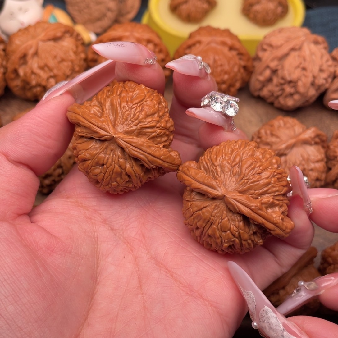 文玩核桃把件全品精配红皮白狮子41