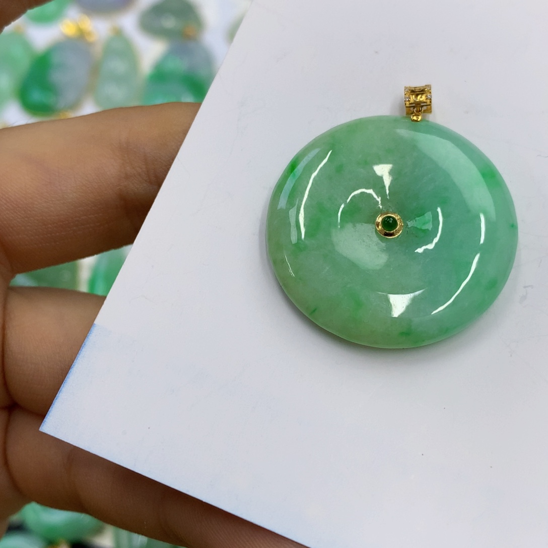 翡翠18K金镶嵌颈饰翡翠