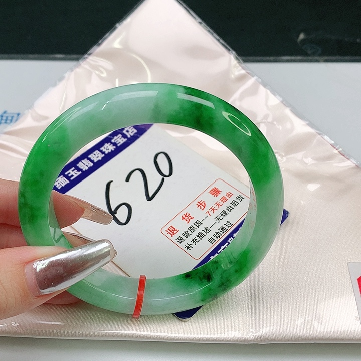 翡翠手镯未镶嵌翡翠手镯