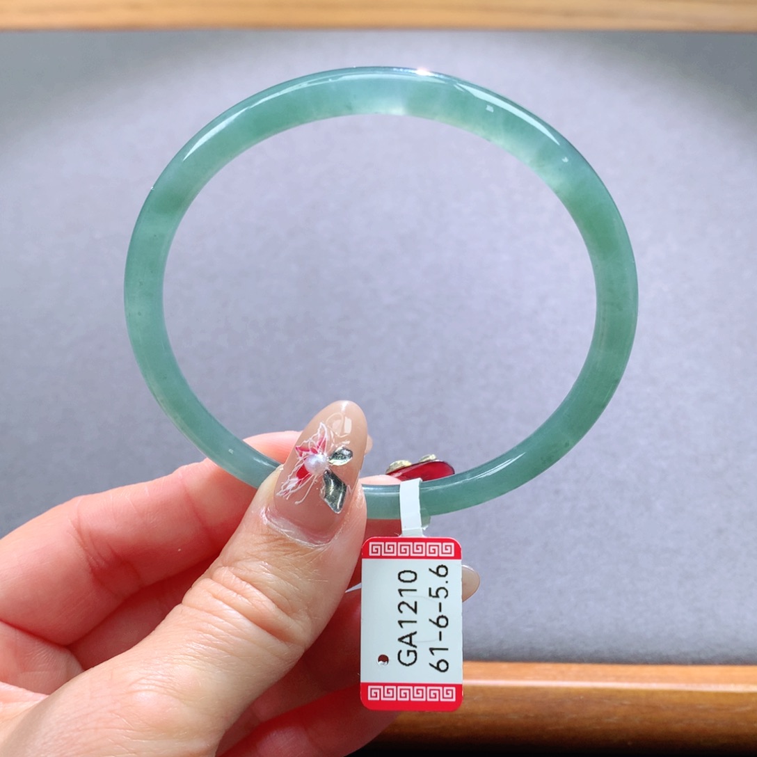 翡翠手镯未镶嵌天然翡翠手镯叮当镯