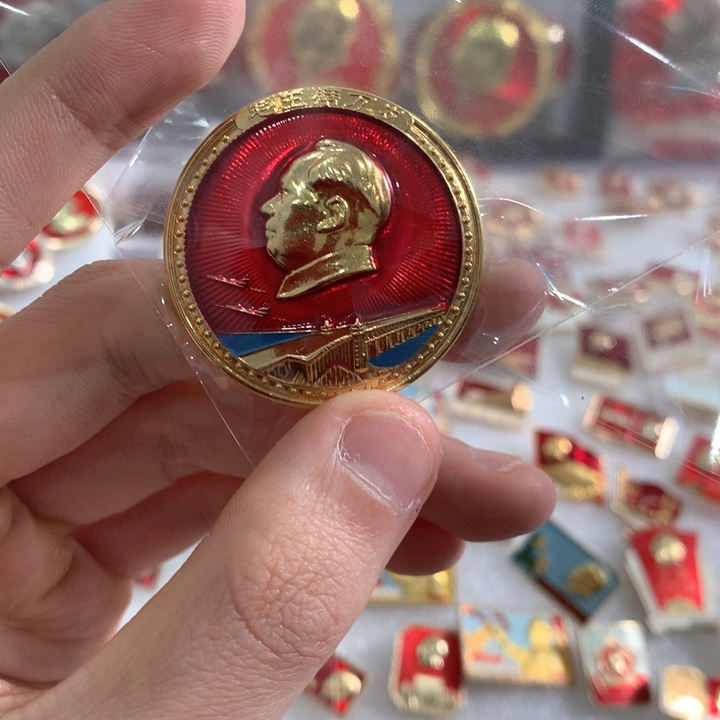 其他普通金属用****9红色纪念章 武汉长江大桥