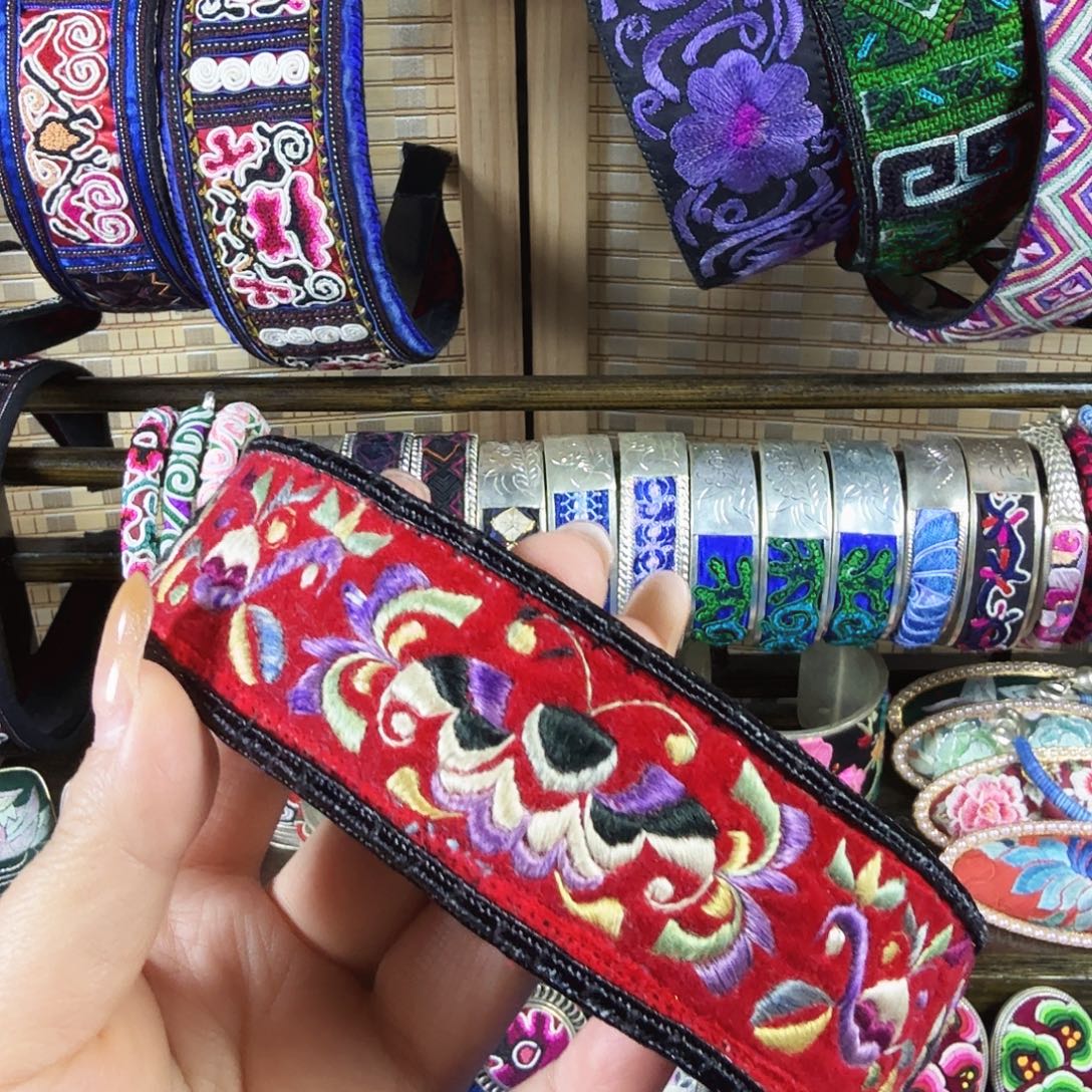 秋***️传承非遗刺绣饰品