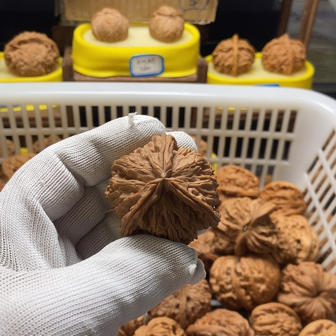 *****文玩核桃吊坠白狮子奔