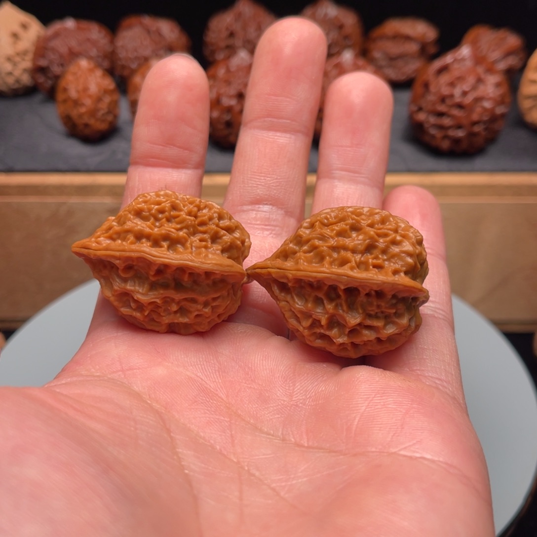 慕***文玩核桃把件鱼鳞纹鸡心