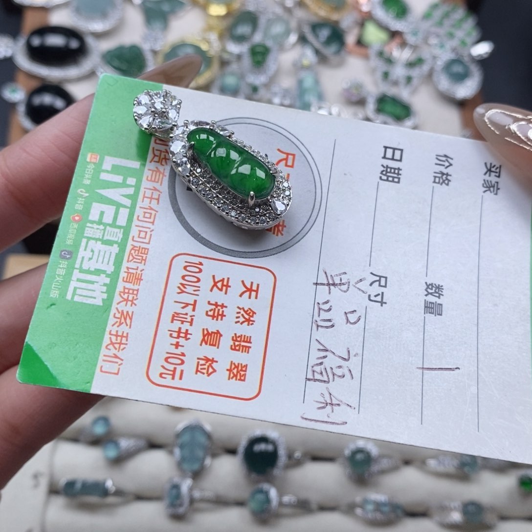 翡翠颈饰未镶嵌我***?翡翠