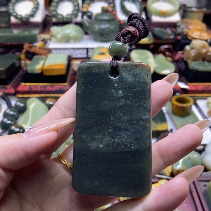 未镶嵌岫岩老玉（透闪石质玉）把件