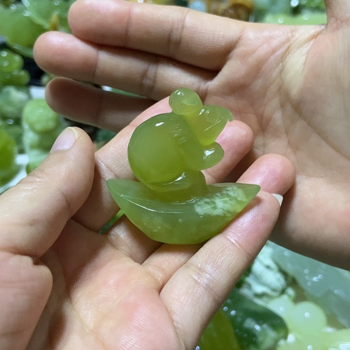 【闪购商品】未镶嵌蛇纹石玉把件红**人