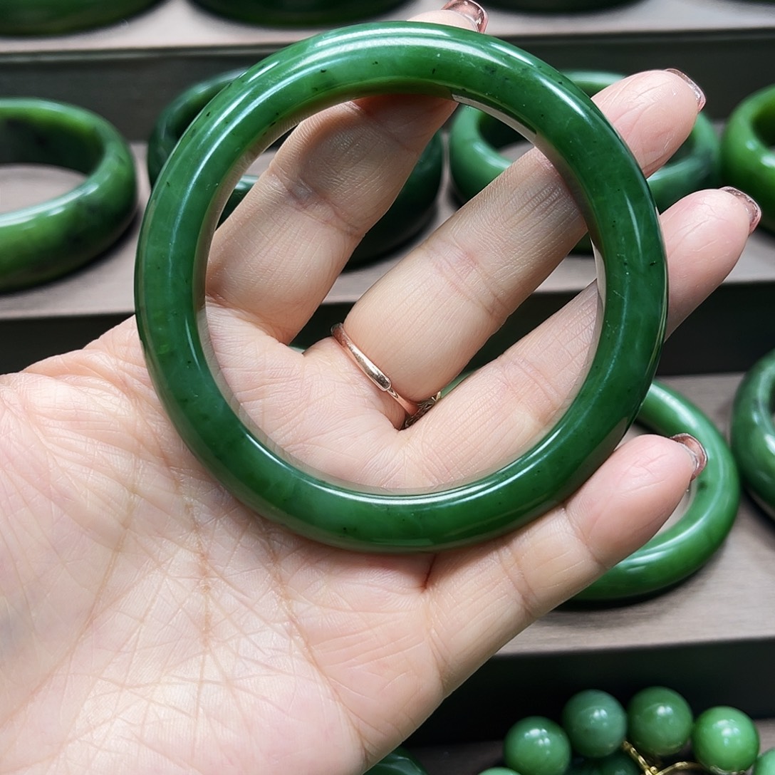 和田玉（碧玉）未镶嵌手镯