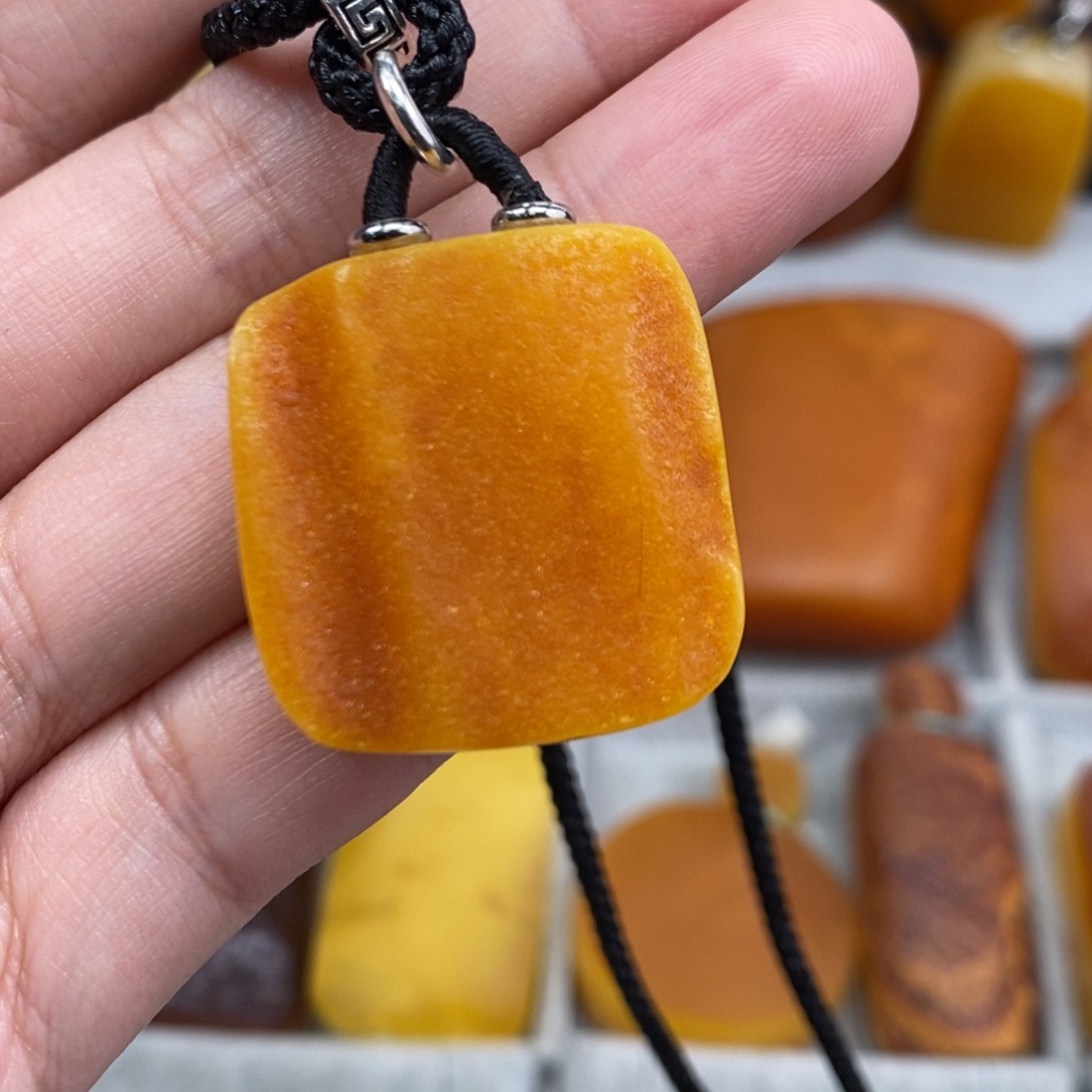 琥珀吊坠(赠链)未镶嵌