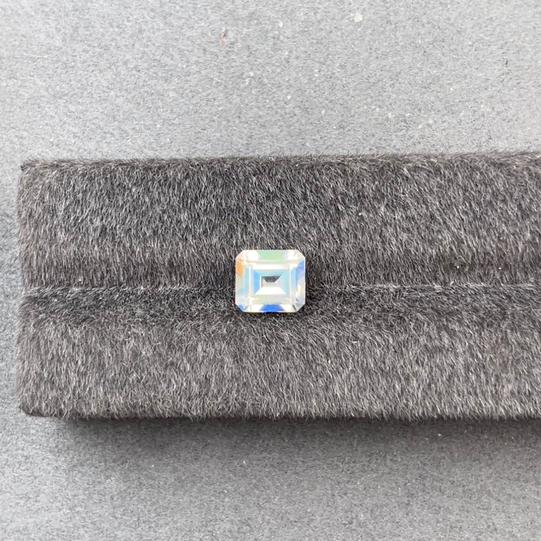 月光石裸石未镶嵌天然全净瑕彩虹月光石2.67CT