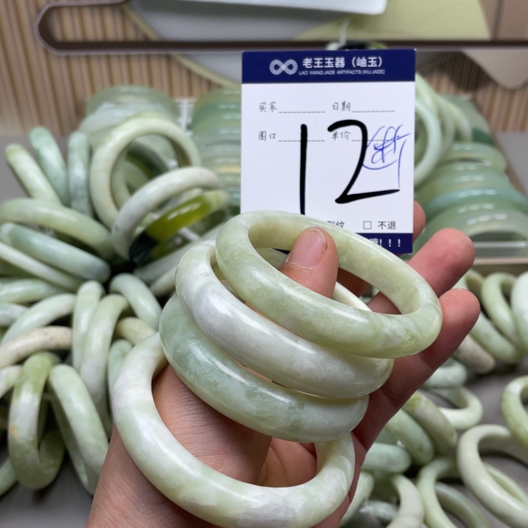 岫玉手镯手镯未镶嵌