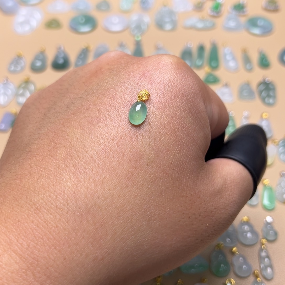 翡翠颈饰18K金镶嵌蛋面吊坠