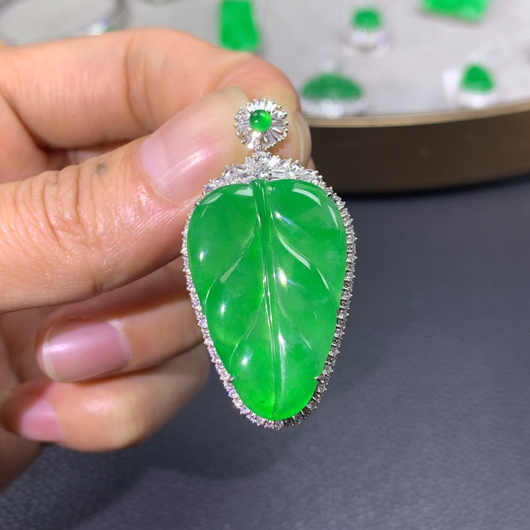 翡翠颈饰18K金镶嵌翡翠