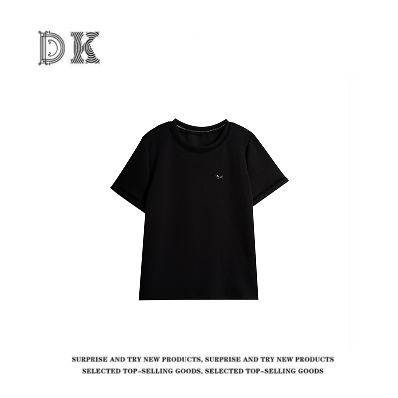 DK 2025款女装 宽松休闲镂空设计感小狗金属标圆领短袖T恤 7005