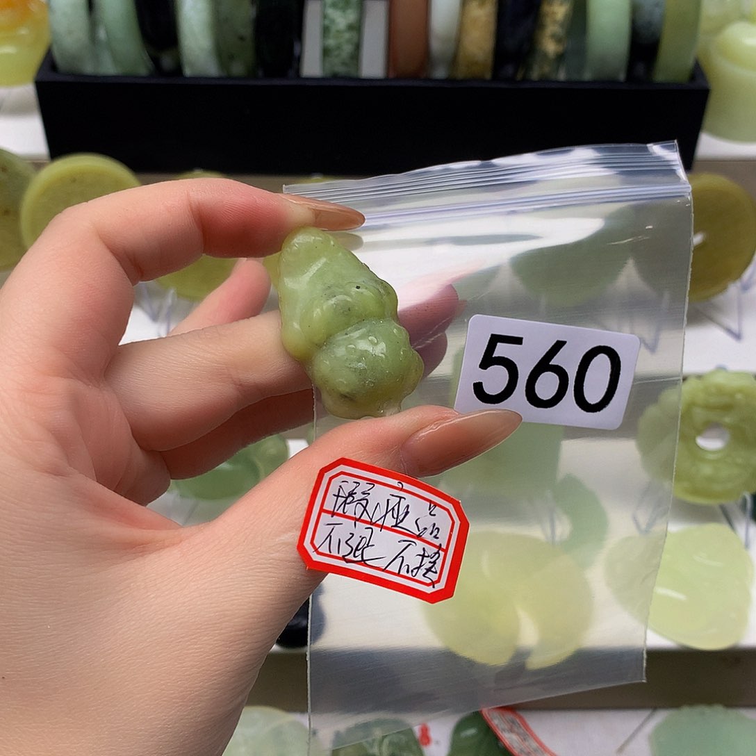 蛇纹石玉颈饰未镶嵌