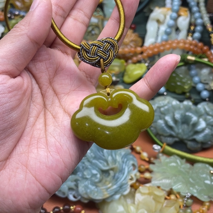 蛇纹石玉吊坠合金