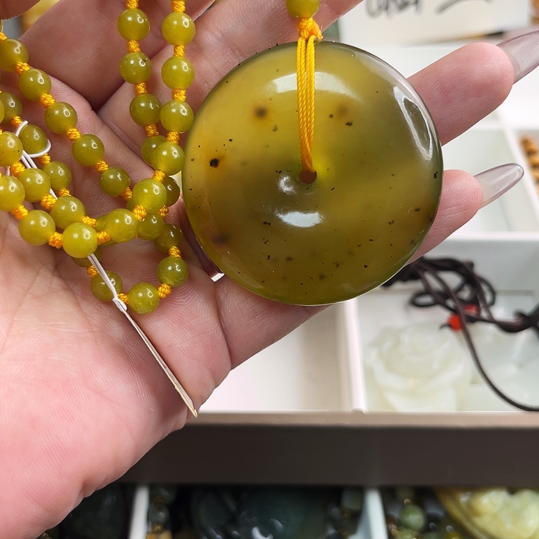 蛇纹石玉颈饰未镶嵌