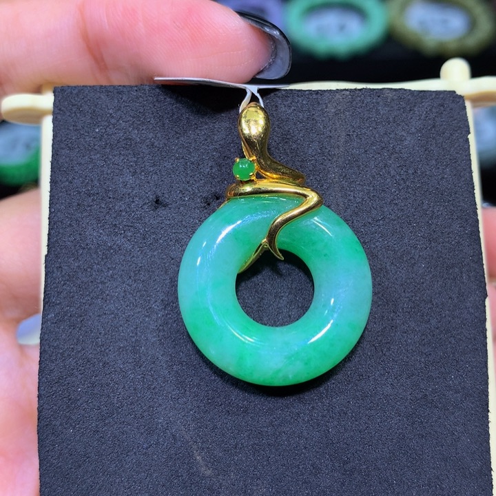 翡翠18K金镶嵌颈饰翡翠