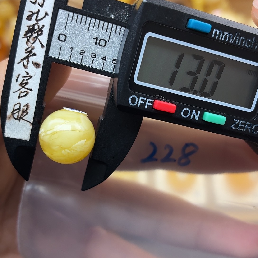 山***子蜜蜡未镶嵌裸石蜜蜡