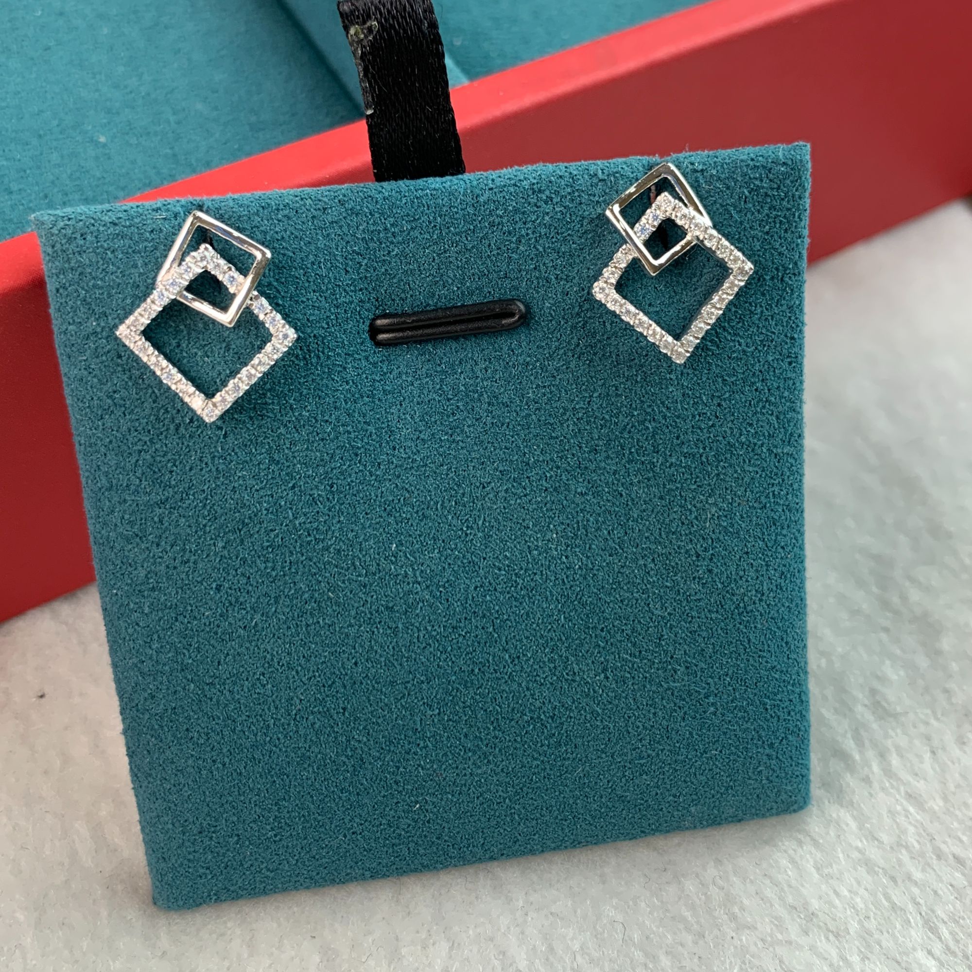 铂金镶嵌方形耳钉