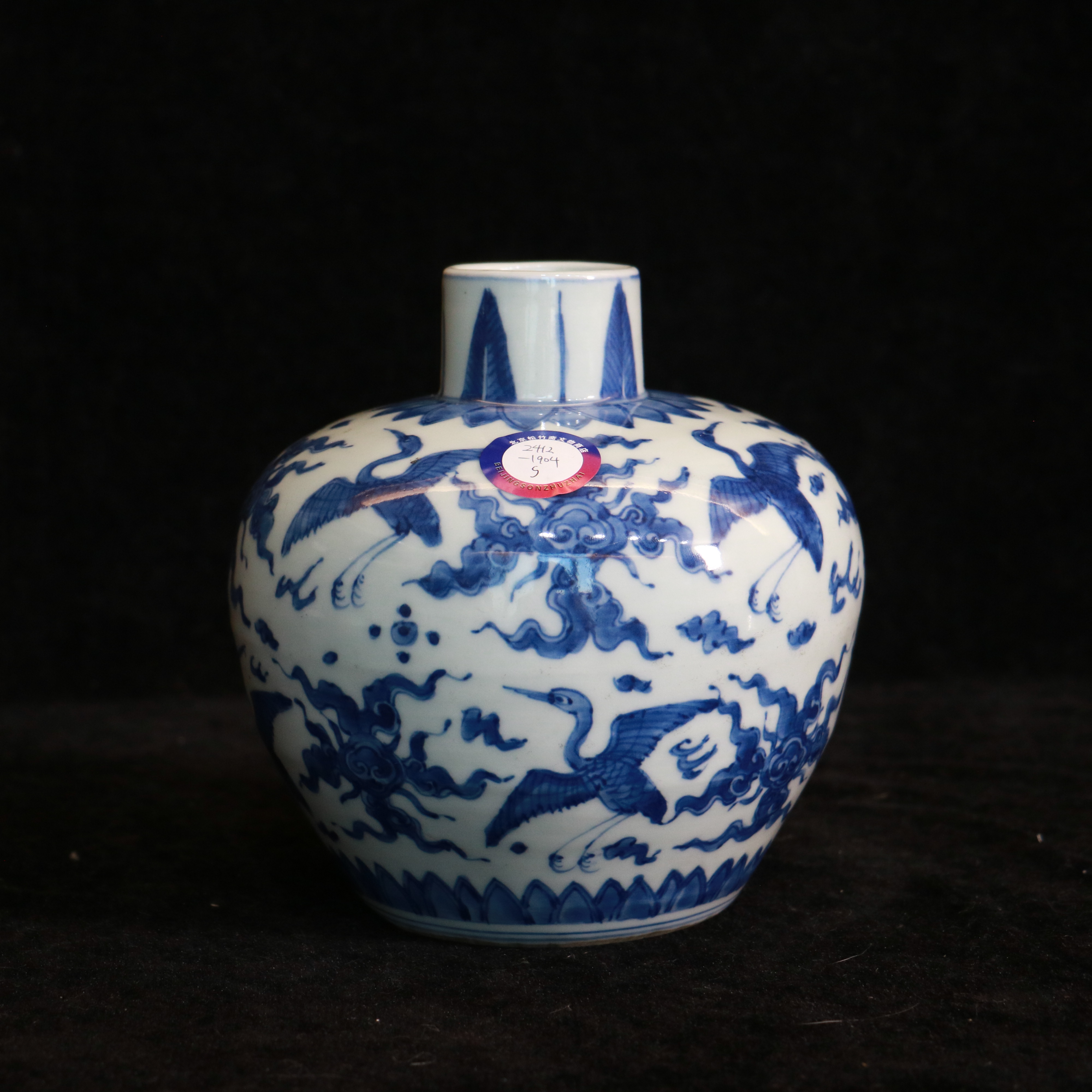 清中期鹤云纹赏瓶