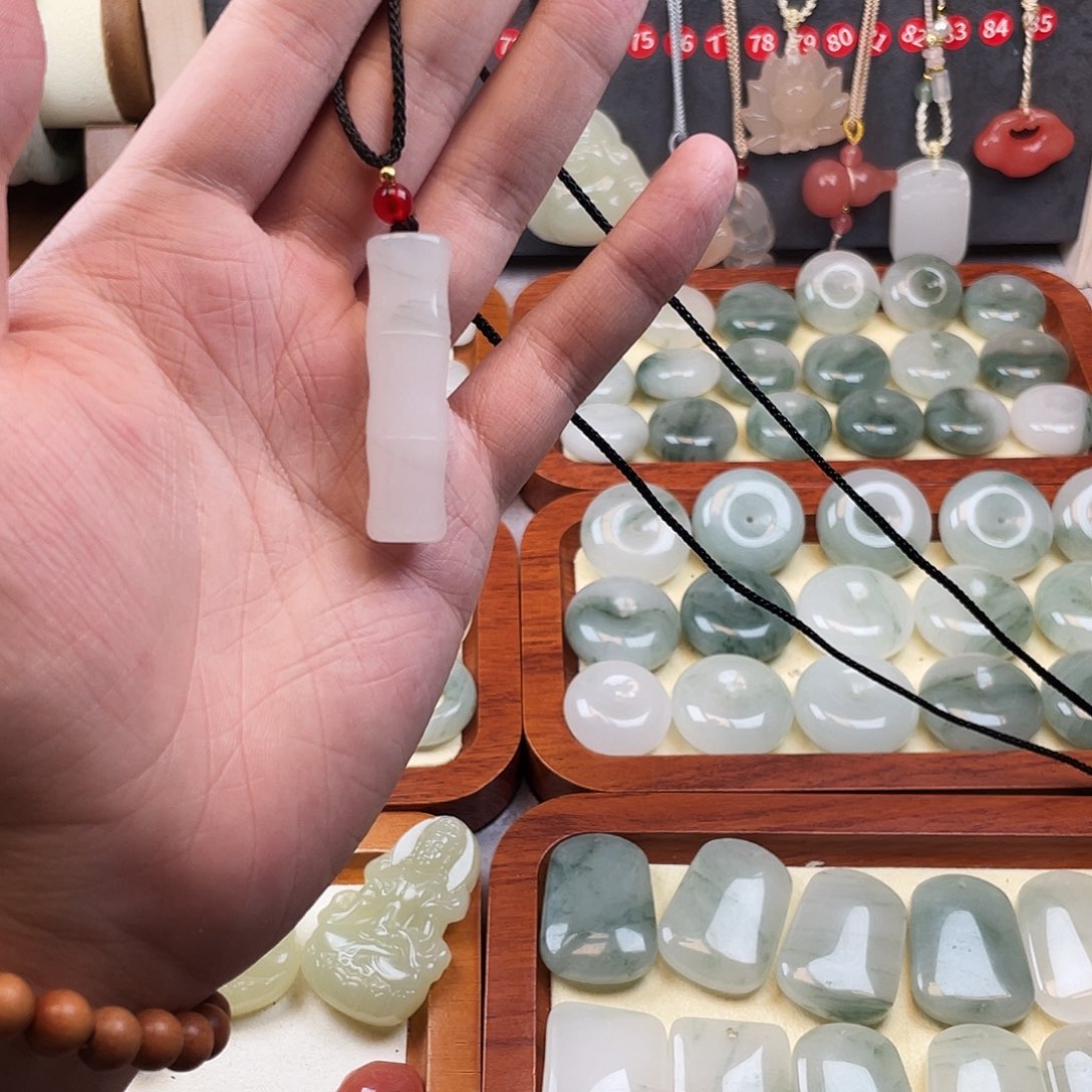 石英质玉未镶嵌颈饰