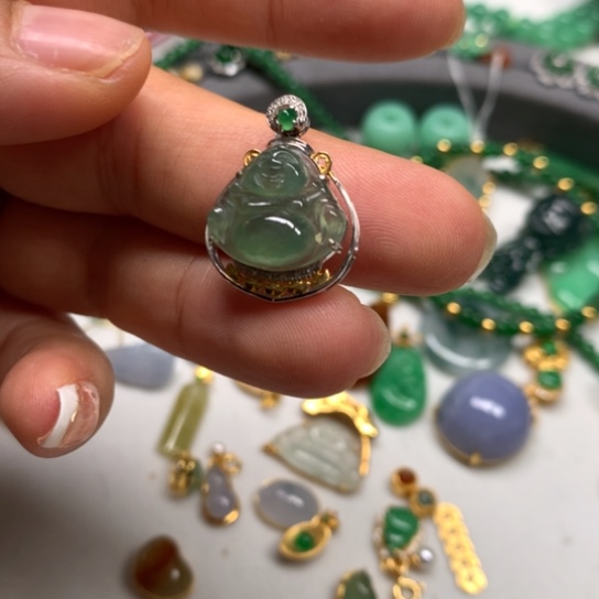 翡翠18K金镶嵌颈饰翡翠