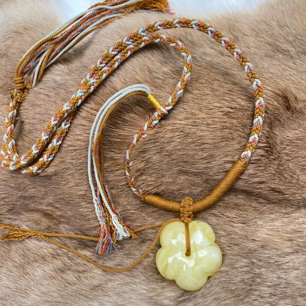 18.61克39.4×20.2蜜蜡五瓣花吊坠时尚女款平安扣公主扣项链毛衣链