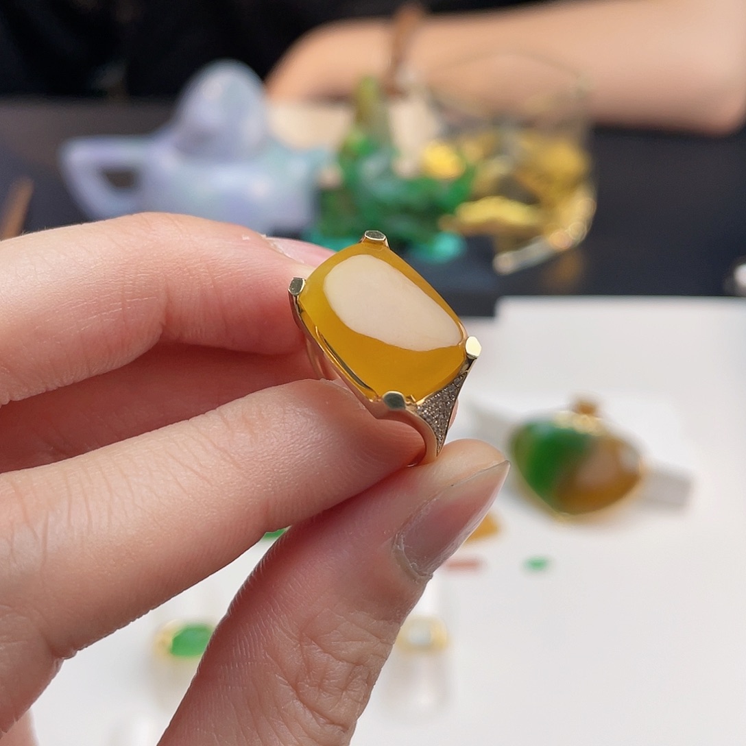 翡翠18K金镶嵌戒指