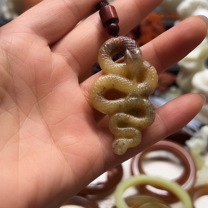 蛇纹石玉吊坠未镶嵌