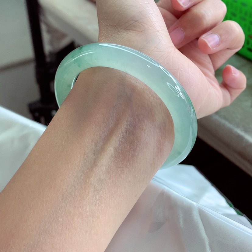 【闪购商品】翡翠手镯（圆镯）未镶嵌冰绿冰透起光A