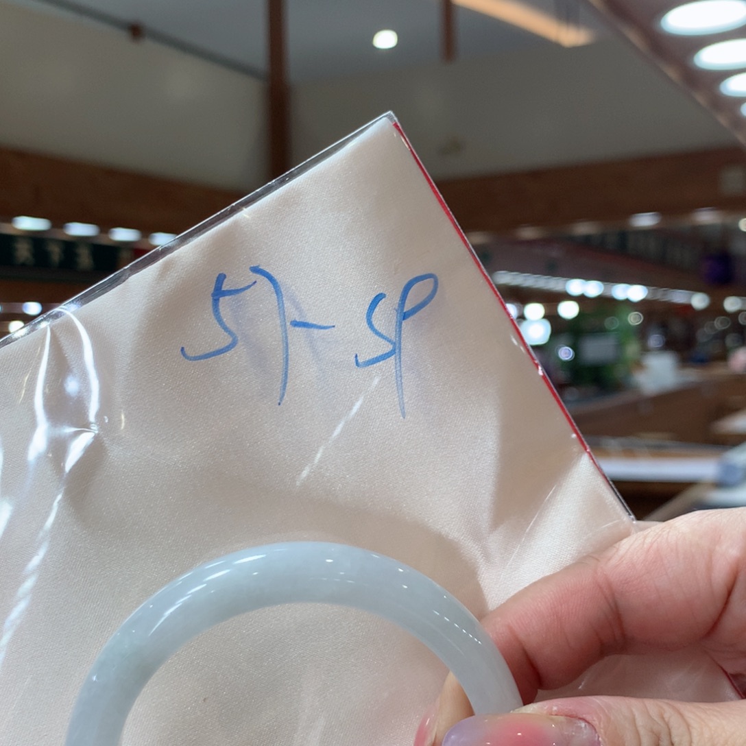 翡翠手镯未镶嵌翡翠