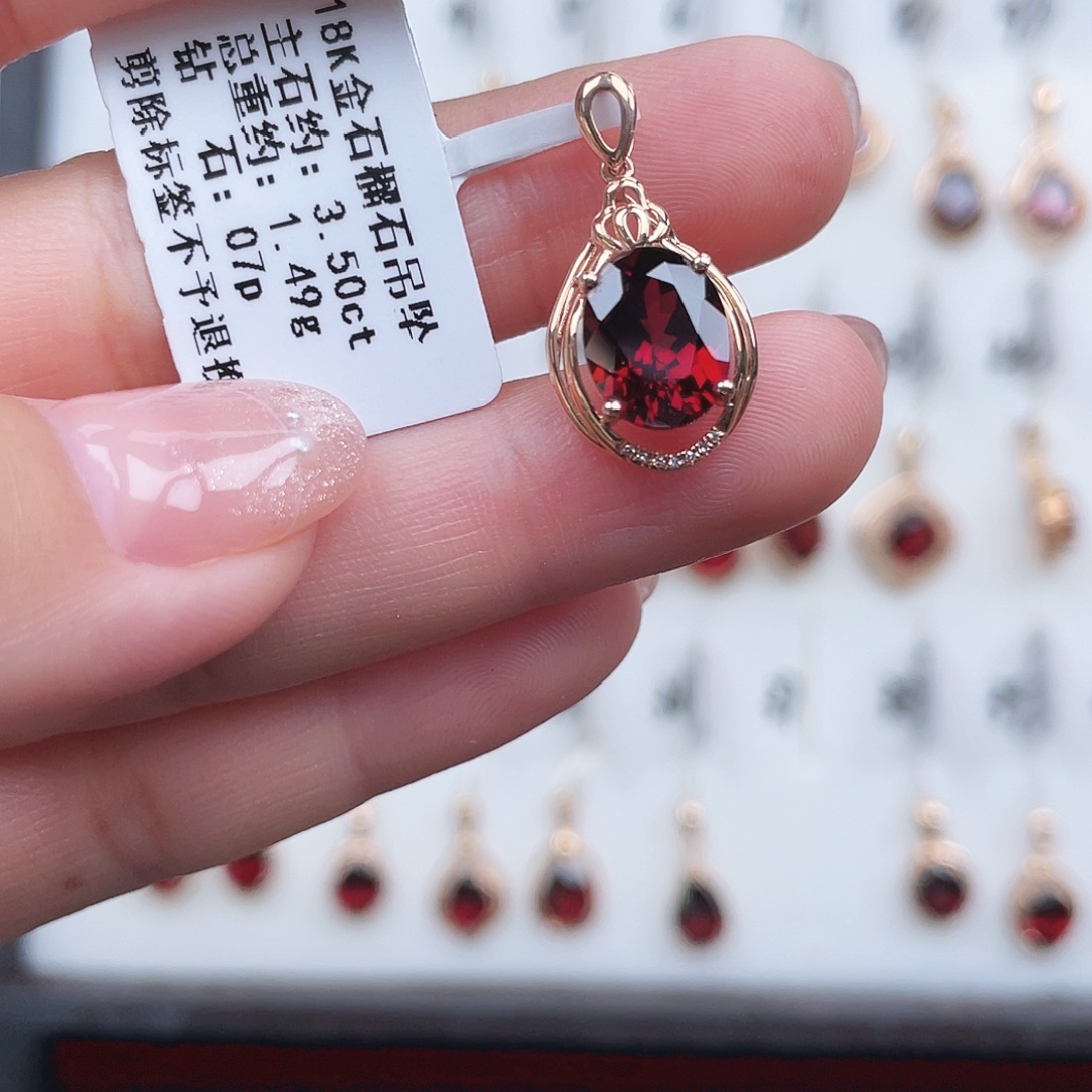 18K金镶嵌吊坠(不含链)石榴石