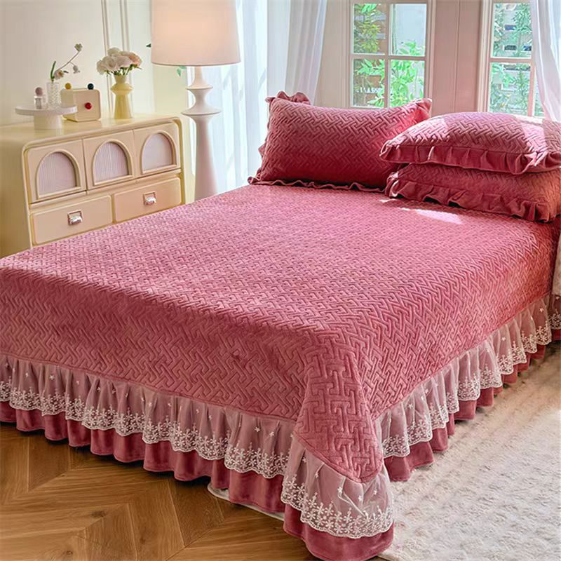 加厚蕾丝牛奶绒花边床盖 规格2米5*2米5